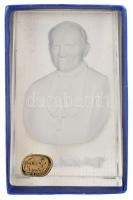 II. János Pál pápa arcképe cseh kristályba marva, jelzett, dobozában 9 cm