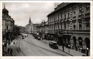 1939 Miskolc, Fő utca, Korona szálló autóbusza, Apollo, dohány és bélyeg váltó, Flegmann borlerakata, autók. Márton Jenő felvétele