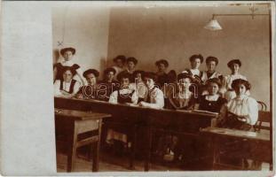 1910 Szabadka, Subotica; Horváth Margit levele a bentlakásos leány iskolából, csoportkép / girl boarding school, group photo