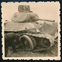 cca 1940 Kilőtt szovjet T-34 harckocsi, fotó, 6x6 cm / Destroyed Soviet T-34 tank, photo