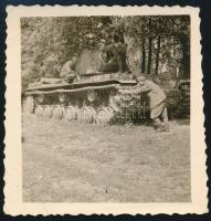 cca 1940 Magyar katonák zsákmányolt szovjet KV-1 harckocsival, fotó, 6x6 cm / Hungarian soldiers with captured Soviet KV-1 tank, photo