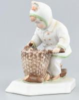 Zsolnay porcelán tűzifa gyűjtő fiú, kézzel festett, jelzett,(tervező:Sinkó András), kopásnyomokkal, m: 15,5 cm