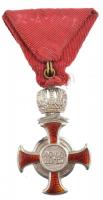 1869-1916. "Koronás Ezüst Érdemkereszt vörös szalagon" karikán jelzett Ag kitüntetés mells...