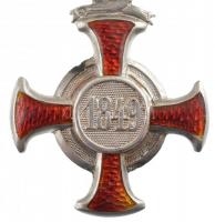 1869-1916. "Koronás Ezüst Érdemkereszt vörös szalagon" karikán jelzett Ag kitüntetés mells...