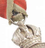 1890. "Ezüst Katonai Érdemérem a katonai érdemkereszt szalagján kardokkal" peremen jelzett...