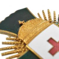 1922. "A Magyar Vöröskereszt Érdemkeresztje" aranyozott, zománcozott, jelzetlen Ag jelvény...