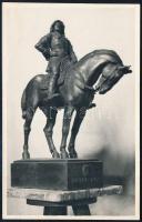 Markup Béla (1873-1945) szobrászművész Mátyás király szobráról készült, feltehetően műtermi felvétel, hátoldalán feliratozott vintage fotólap, 8,5x13,5