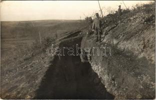 Osztrák-magyar katonák árokásás közben / WWI Austro-Hungarian K.u.K. military, soldiers digging trenches. photo (EK)
