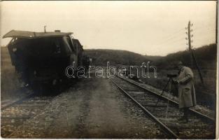 Osztrák-magyar katona egy vonat roncsa mellett / WWI Austro-Hungarian K.u.K. military, soldier next to train wreck. photo (EK)