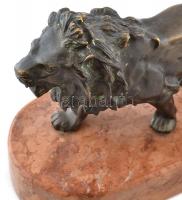 Jelzés nélkül: Oroszlán. Öntött, patinázott, masszív
bronz, vörösmárvány talapzaton, hibátlan,
30x...