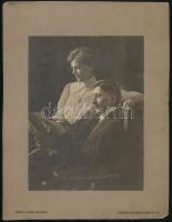 cca 1912 Radványi Kálmán és neje, kartonra kasírozott fotó Székely Aladár műterméből, felületi karcolásokkal, 19×14 cm
