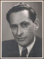 cca 1940 Fáth Imre (1896-1944) író, újságíró portréja, kartonra kasírozott fotó Laub Juci műterméből...