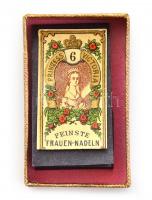 cca 1870 Souvenir felratú dekoratív dobozka benne kisebb dobozokkal, benne kis csomagolt tűcsomagokk...