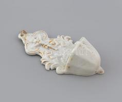 Kisméretű porcelán fali szenteltvíztartó, kézzel festett, jelzés nélkül, kopott, 13x6,5 cm
