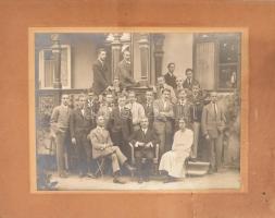 1920 a magyaróvári gazdasági akadémián végzett diákok és tanárok csoportképe, hátoldalán a szereplők nevesítve. Kartonon. 32x26 cm
