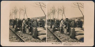 1915 Élelmiszercsomagok behordása a vasút mellől a lövészárokba, sztereófotó, hátoldalán Jánossy és Mentze (Debrecen) pecséttel, 9×18 cm