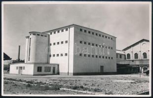 1938 A selypi cukorgyár új cukorraktára, Sztonek Ede pásztói fotós eredeti felvétele, hátoldalon nyomdai előkészítéssel, pecséttel, szép állapotban, 9×13,5 cm