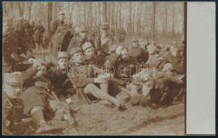 cca 1915 Magyar gyalogegység pihenőben az erdőben, fotó, szép állapotban, 9×14 cm
