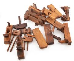 Sokféle régi gyalu és kiegészítő. h: 20 és 63 cm között. Korának megfelelő állapotban. A XIX századb...