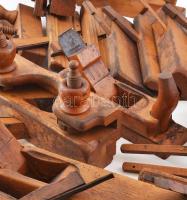 Sokféle régi gyalu és kiegészítő. h: 20 és 63 cm között. Korának megfelelő állapotban. A XIX századb...