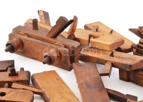 Sokféle régi gyalu és kiegészítő. h: 20 és 63 cm között. Korának megfelelő állapotban. A XIX századb...