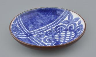 Borsódy Ágnes (1936): Retró tányér, színes mázakkal festett kerámia, jelzett, pici mázlepattanással, d: 20,5 cm