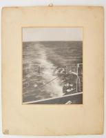 Nyílt tengeren, vintage fotó, olvashatatlan jelzéssel, 1930 körül, régi aukciós címkével, hátoldalon feliratozott, paszpartuban, 29x23 cm
