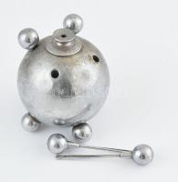 Art deco többszemélyes, gömb alakú asztali öngyújtó. Krómozott fém, XX. sz. első fele. Kopottas, néhány kisebb horpadással, m: 9,5 cm