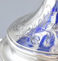 Ezüst (Ag) talpas kínáló, főnemesi koronás monogrammal, dúsan csiszolt, kék ólomkristály tállal. jel...