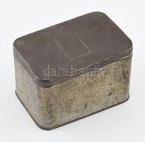 Régi felhúzókulcsok (vekkerhez, stb.), kopott régi fémdobozban, 13x9x8,5 cm