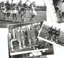 22 db főként sajtófotó, 9×14 és 18×24 cm közötti méretekben