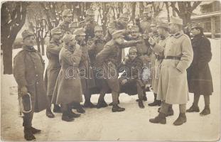 1916 Osztrák-magyar katonák mutogatnak. Humoros fotólap