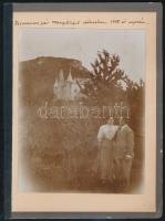 1908 Szerelmes pár Margitliget előterében, kartonra ragasztott, feliratozott fotó, 20×15 cm