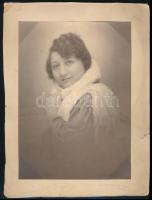 cca 1930 Női portré, kartonra kasírozott, jelzett fotó Angelo (Funk Pál) (1894-1974) műterméből, sérült karton, 22×16 cm