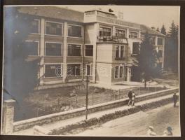 Cca 1928 Magyar Iskolaszanatórium Egyesület, szenttgotthárdi szanatóriuma, 14 képet tartalmazó fotóalbum, feliratozott színórfűzéses vászonkötésben, 26x20 cm