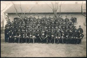 1928 Kecskemét, nagy méretű katonai iskolai csoportkép, hátoldalán feliratozott fotó, jelzés nélkül, 19x30 cm