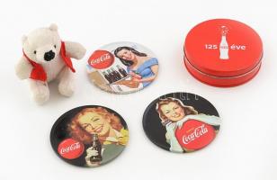 Coca-Cola 3 db fém-parafa poháralátét, fémdobozban, d: 9 cm + plüss jegesmedve