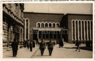 1941 Szabadka, Subotica; Magyar Erő és Művelődés Háza, magyar katonák / Hungarian community center, ...