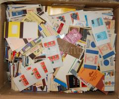 Sok-sok ezer gyufásdoboz, levélgyufa borító nagy kartondobozban, érdekes gyűjtemény az egész világból, nagy kartondobozban