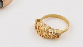 Arany (Au/14k) vegyes ékszerek, néhányban kövek, jelzettek, bruttó: 20 g