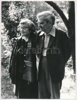 cca 1970-1980 Weöres Sándor (1913-1989) és Károlyi Amy (1909-2003), Ács Irén jelzett felvétele, hátoldalán feliratozott fotó, 23x17,5 cm