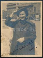 cca 1930-1940 Muráti Lili (1912-2003) színésznő autográf aláírása őt ábrázoló fotón, 9,5x7 cm