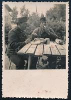 cca 1940-1945 Falatozó egyenruhás és munkaszolgálatos, fotó, 8,5x6 cm