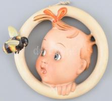 Goebel/Hummel falikép, kislány méhecskével, kézzel festett kerámia, jelzett, minimális kopásokkal, d: 14,5 cm