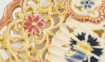 Zsolnay 1887-1889 historizáló, áttört tányér. Kézzel festett, jelzett, kopásokkal. Formaszám 2241. d...