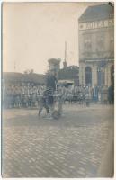 ~1915 Belgrád, Belgrade, Beograd; osztrák-magyar katonák árulót akasztanak a Fő téren a Balkán szálloda előtt, első világháborús kivégzés / WWI K.u.k. military execution, soldiers hanging a traitor in front of Hotel Balkan on the main square. photo (EK)