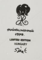 Hollóházi Szász Endre által tervezett limitált szériás porcelán tégely. Matricás, jelzett, hibátlan....