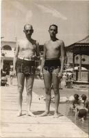 1941 Balatonalmádi, Fövenyfürdő, strand, nyaraló férfiak korabeli fürdőnadrágban. photo