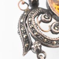 Ezüst (Ag) melltű függő, 2db citrinnel (cca. 12x16x7mm és 6x9x5 mm) és markazitokkal ékítve, jelzett...