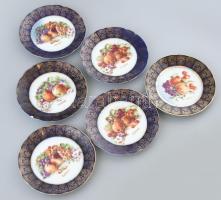 Karlsbad gyümölcsös tányér, részben kézzel festett, jelzett, apró kopásokkal, egyiken egy kis csorba d:21,5 cm